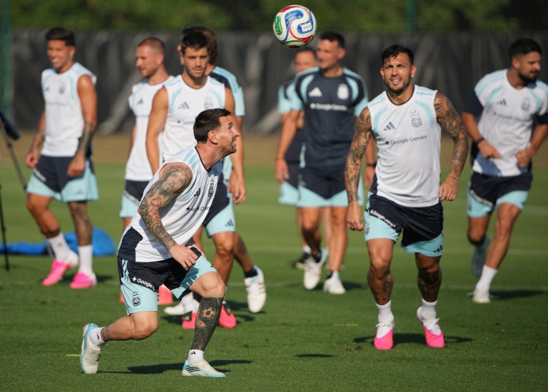 Lionel Messi, Leandro Paredes e companheiros da seleção argentina durante o treino no Centro de Treinamento do Sporting KC, Kansas City, EUA 
24 de junho de 2026