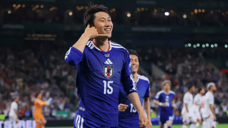 Daichi Kamada celebra gol do Japão sobre a Tunísia na Copa do Mundo