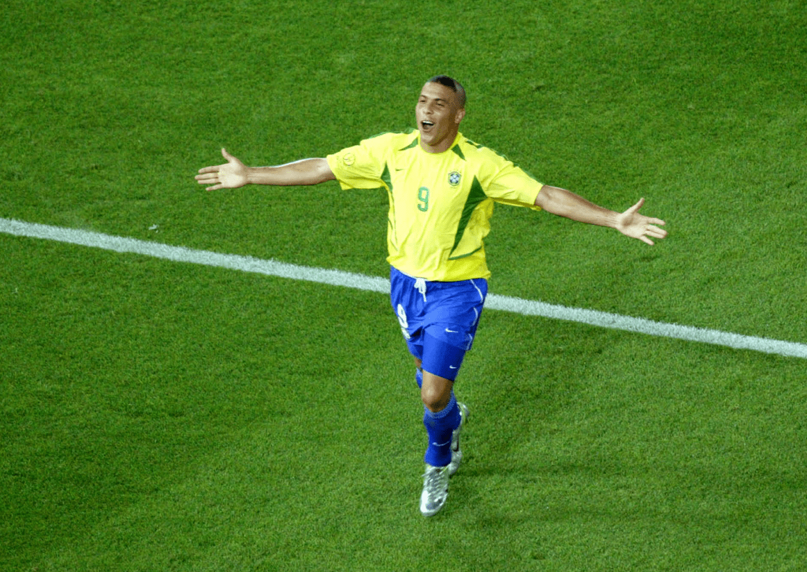 Ronaldo celebra gol na Copa do Mundo de 2002