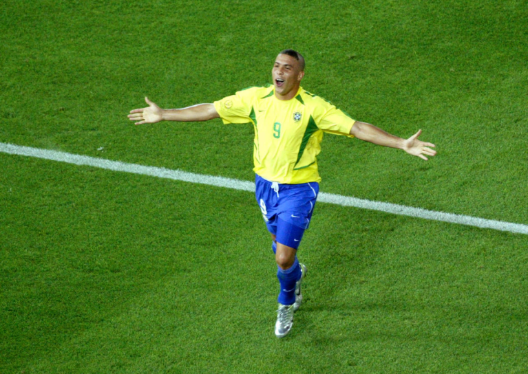 Ronaldo celebra gol na Copa do Mundo de 2002