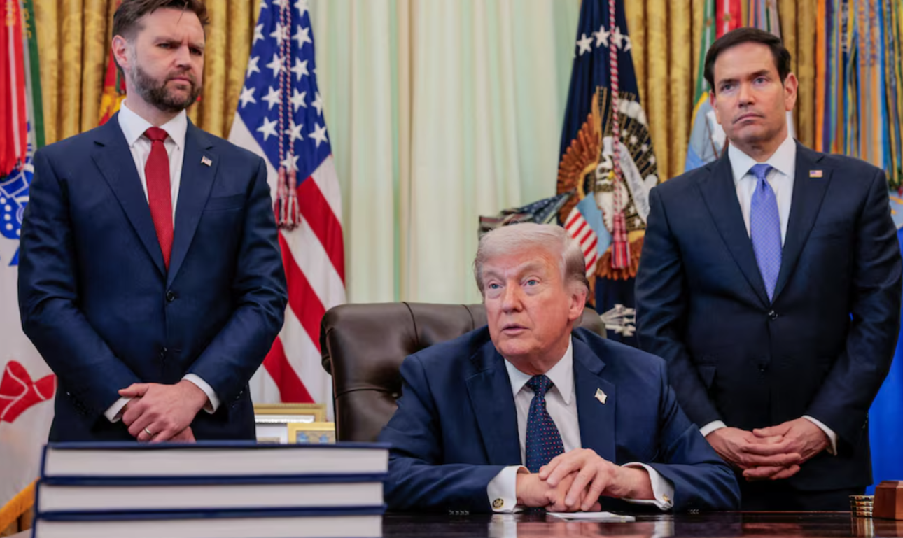 JD Vance, Trump e Marco Rubio na Casa Branca