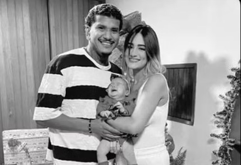 Jogador Hector Bello e sua família, em imagem postada no Instagram