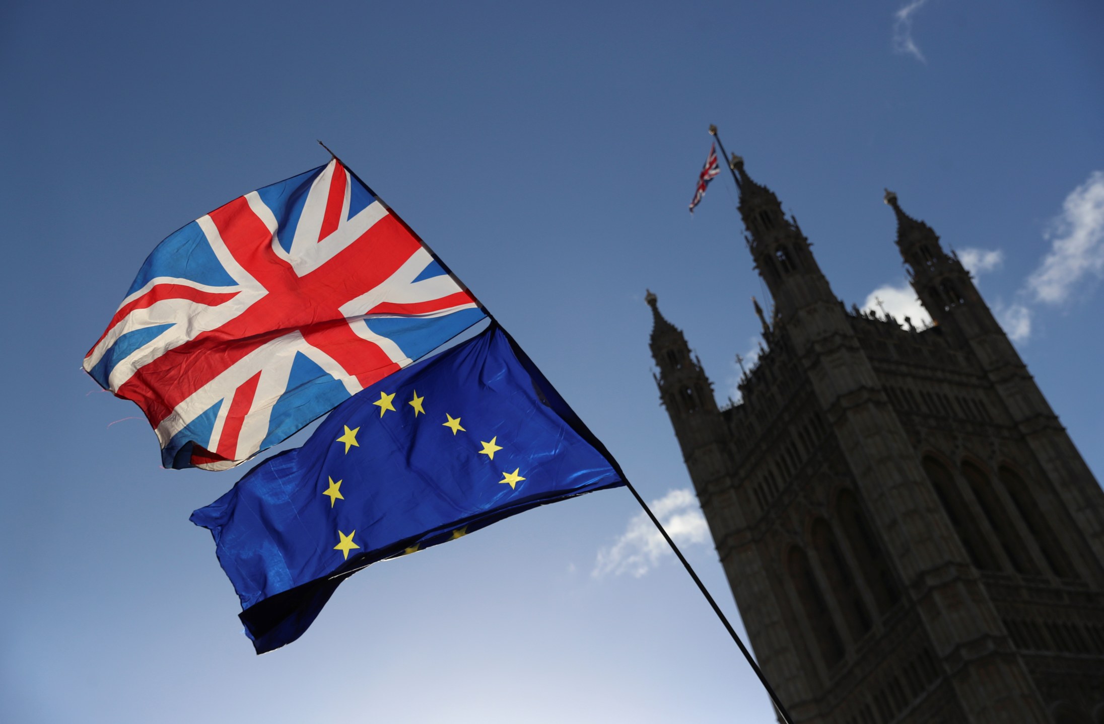 Bandeiras britânicas e da União Europeia tremulam em frente ao Parlamento, em Londres, Grã-Bretanha, em 11 de março de 2019