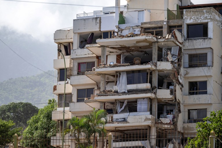 Um prédio danificado é visto do acampamento-base do Regimento Francês de Treinamento e Intervenção em Segurança Civil (UIISC 7) no complexo Karting La Guaira, em Caraballeda, no estado de La Guaira, na Venezuela, em 27 de junho de 2026, enquanto a equipe auxilia nas operações de resgate após os terremotos.