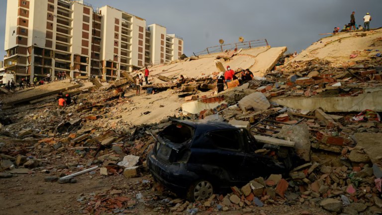 Escombros deixados por terremotos na Venezuela