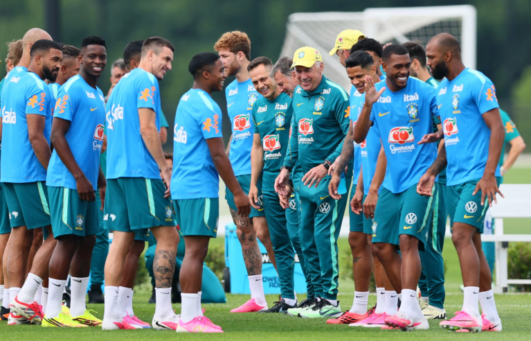 Carlo Ancelotti entre os jogadores da seleção