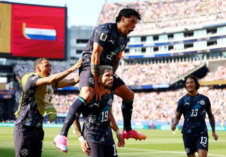 Julio Enciso, do Paraguai, comemora o primeiro gol ao lado de Gustavo Gómez
29 de junho de 2026