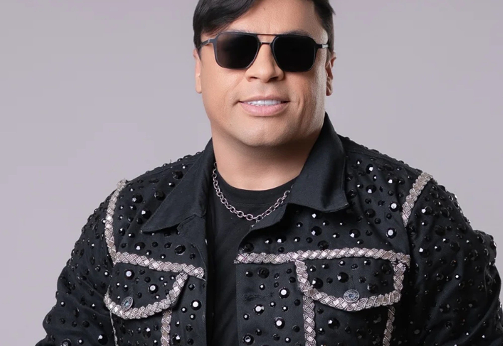 O cantor Neto Araújo, ex-integrante da banda Cavaleiros do Forró e atualmente vocalista do grupo Collo de Menina, morreu nesta quinta-feira (2)