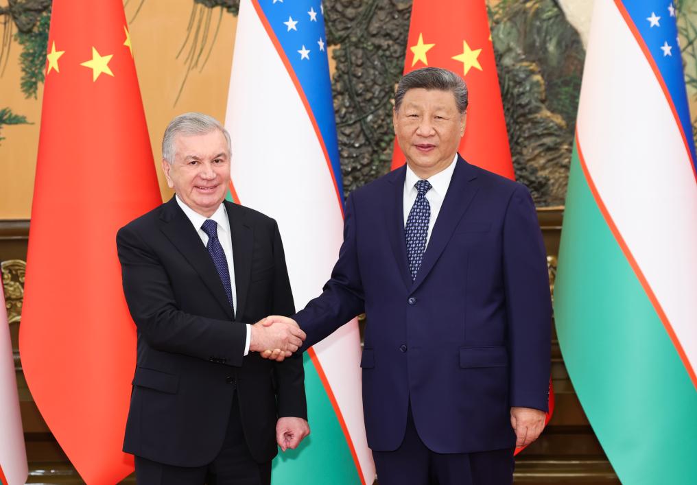 Xi reúne-se com presidente uzbeque Shavkat Mirziyoyev