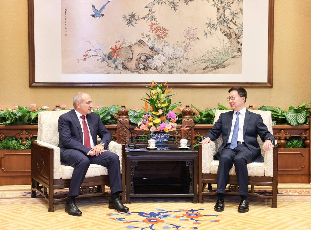 Vice-presidente chinês reúne-se com primeiro-ministro armênio