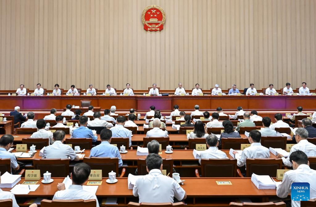 Legisladores chineses ouvem relatórios na sessão do comitê permanente da APN