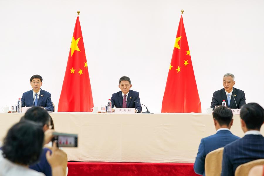 (Multimídia) Delegação chinesa realiza coletiva de imprensa em Madri após negociações econômicas e comerciais com equipe dos EUA