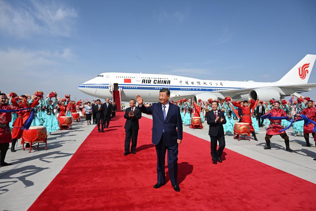 Xi lidera delegação central a Urumqi para 70º aniversário da Região Autônoma Uigur de Xinjiang