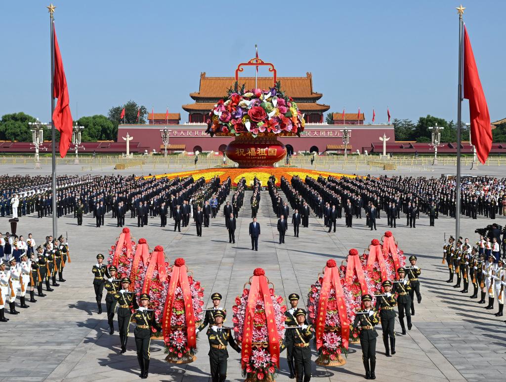 Xi presta homenagem a heróis nacionais no Dia dos Mártires