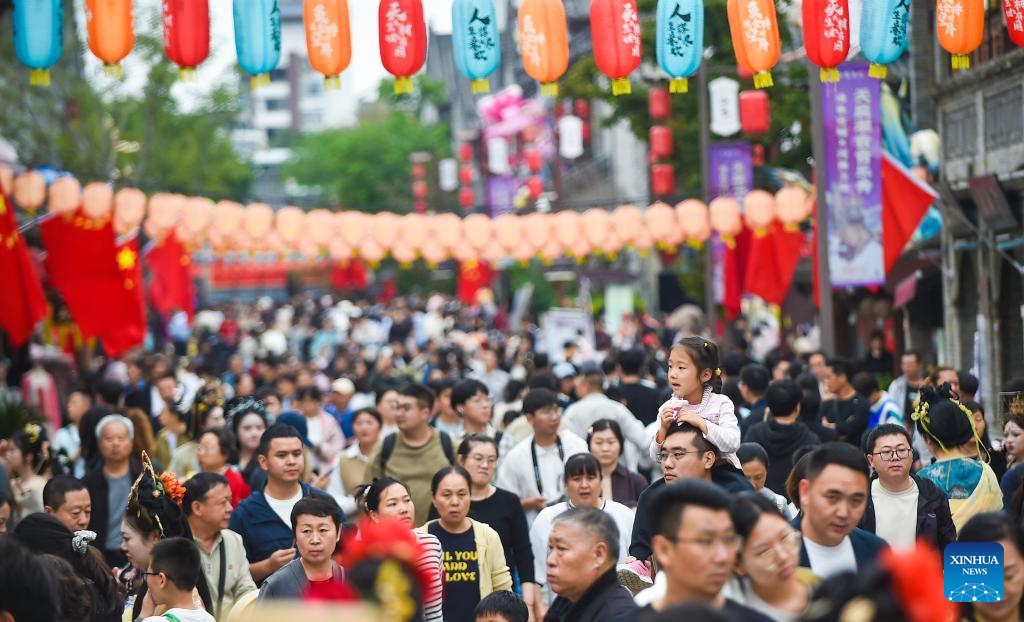 Destinos turísticos da China registram aumento de viagens durante feriado do Dia Nacional e do Festival do Meio Outono