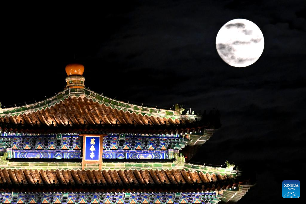 Chineses admiram lua cheia durante Festival do Meio Outono