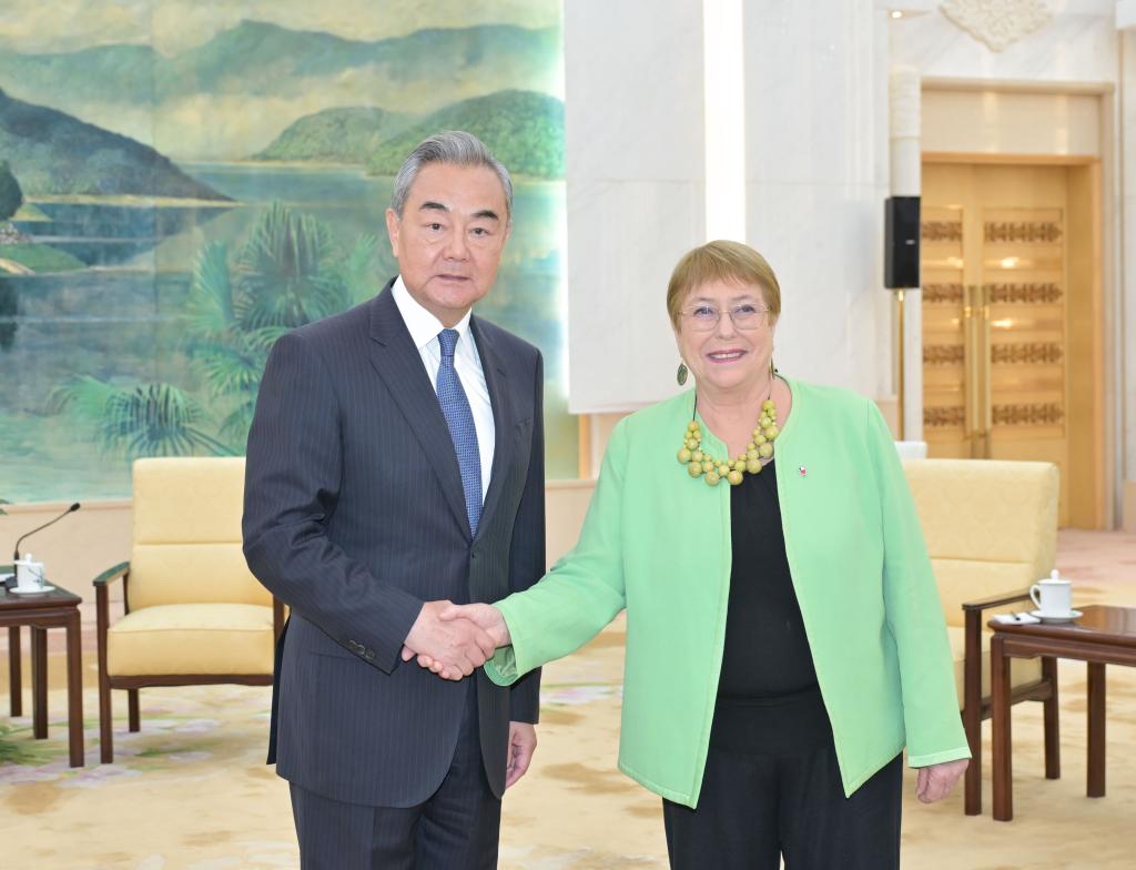 Chanceler chinês reúne-se com ex-presidente chilena