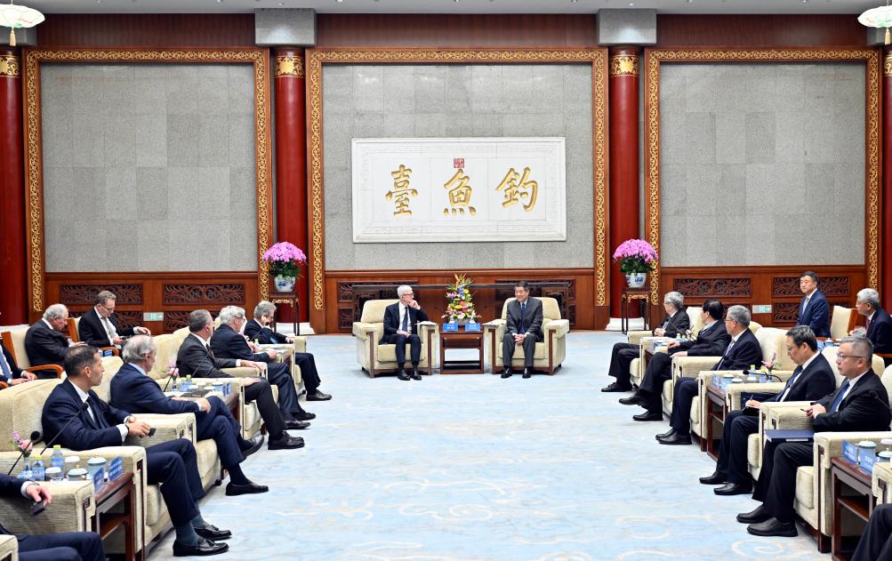 Vice-premiê chinês reúne-se com conselheiros da Universidade Tsinghua