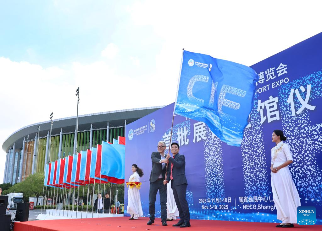 Primeiro lote de produtos a exibir na CIIE chega ao local principal do evento em Shanghai