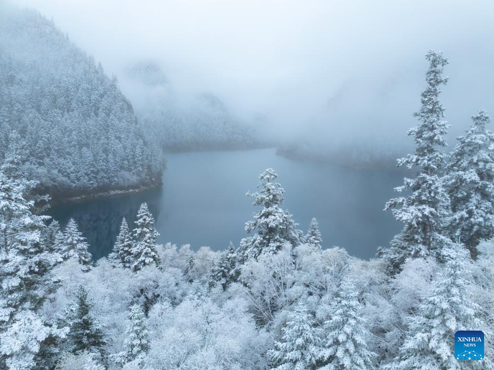 Fotos aéreas evidenciam as belezas do ponto turístico de Jiuzhaigou após nevasca