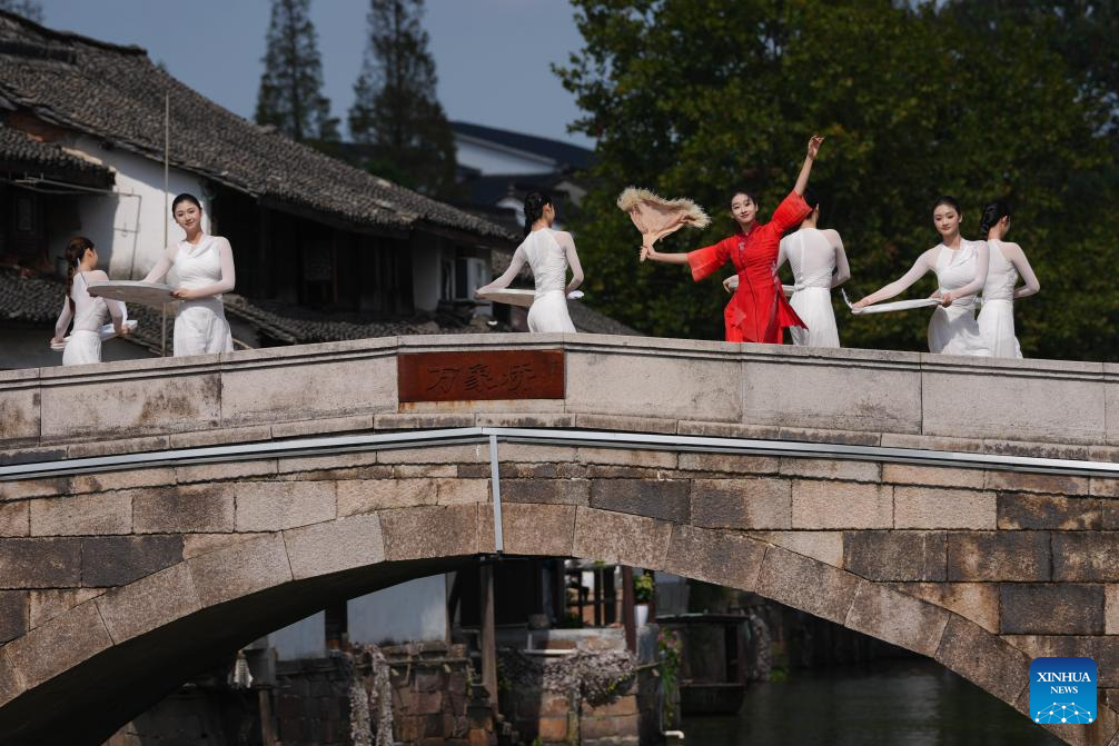 Festival de dança encanta público no Distrito de Deqing, na Província de Zhejiang, leste da China