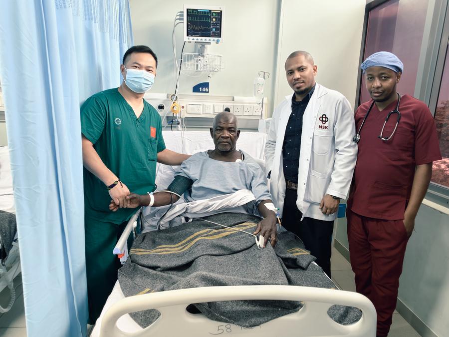 Idoso de Zanzibar, na Tanzânia, ganha nova chance de vida graças à experiência médica chinesa