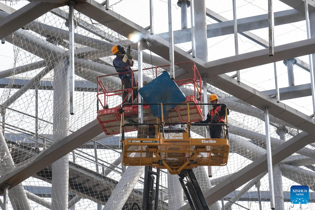 Concluída a estrutura principal do edifício da Estação Ferroviária Leste de Xi'an, na província chinesa de Shaanxi