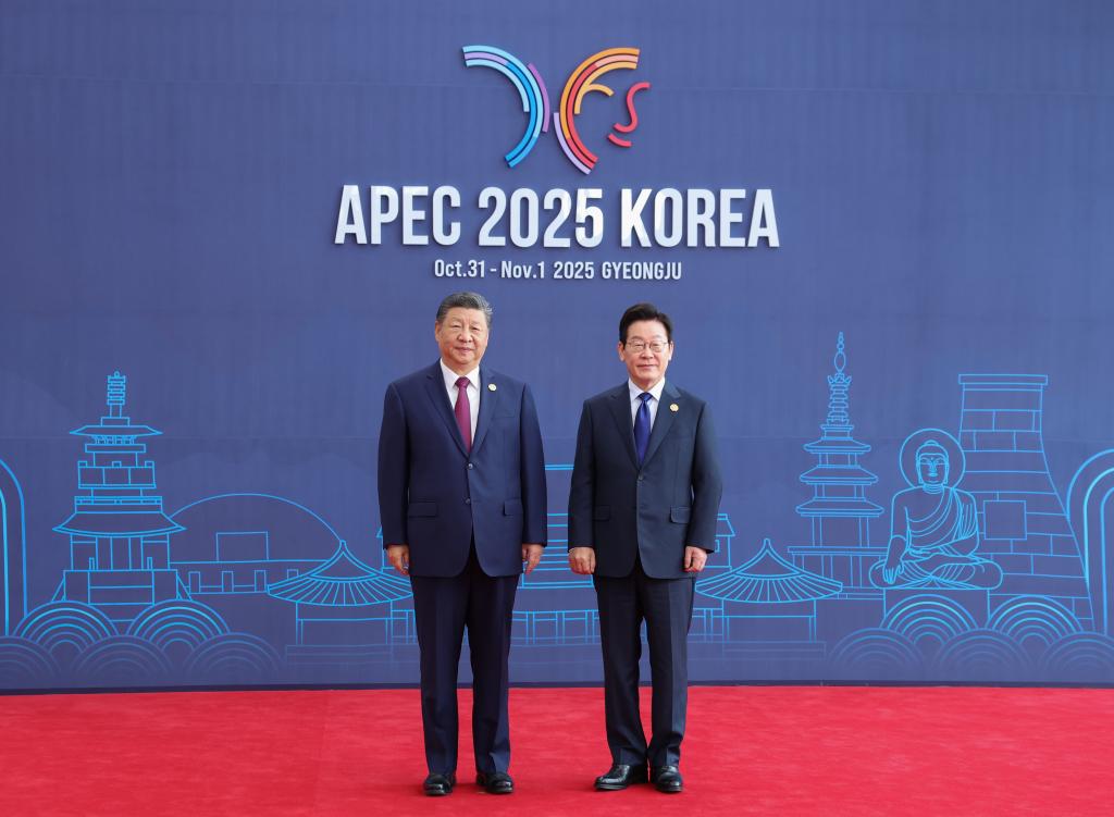 O presidente chinês, Xi Jinping, é calorosamente recebido pelo presidente sul-coreano, Lee Jae-myung, em sua chegada para a primeira sessão da 32ª Reunião de Líderes Econômicos da APEC em Gyeongju, República da Coreia, em 31 de outubro de 2025. (Xinhua/Huang Jingwen)
