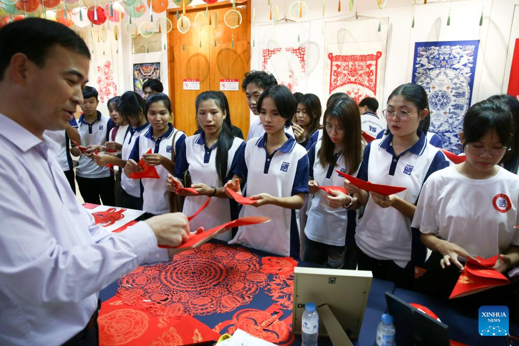 Exposição de arte chinesa de recorte de papel é realizada em Rangum, Mianmar