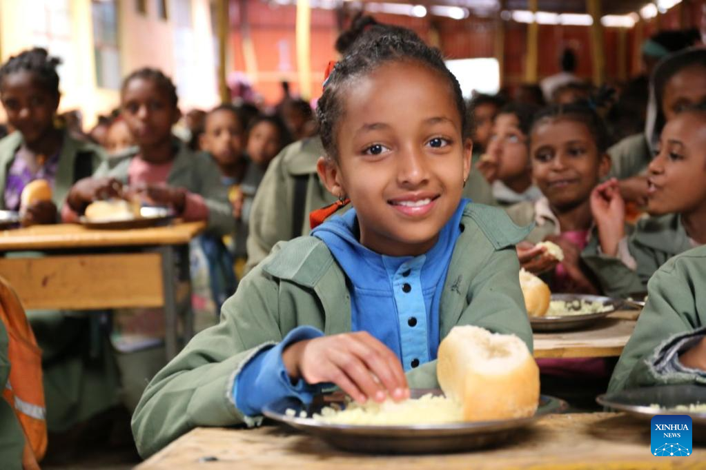 Organização beneficente chinesa comemora 10º aniversário do programa de alimentação escolar na Etiópia