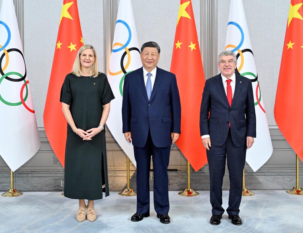 Xi se encontra com a presidente Coventry e o presidente honorário vitalício Bach do COI