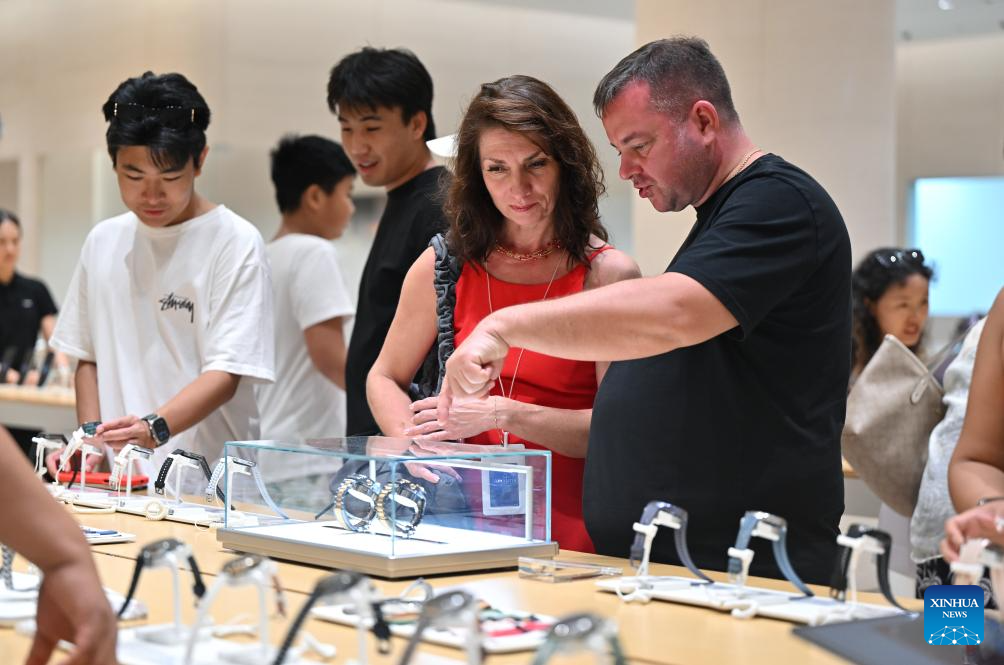 Clientes fazem compras em shopping duty-free em Sanya, na Província de Hainan