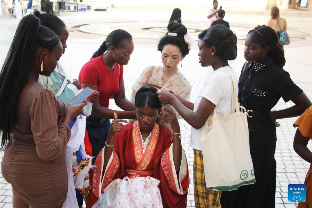 Destaque: Desfile de Moda China-Benin tece laços de amizade através da seda e do algodão