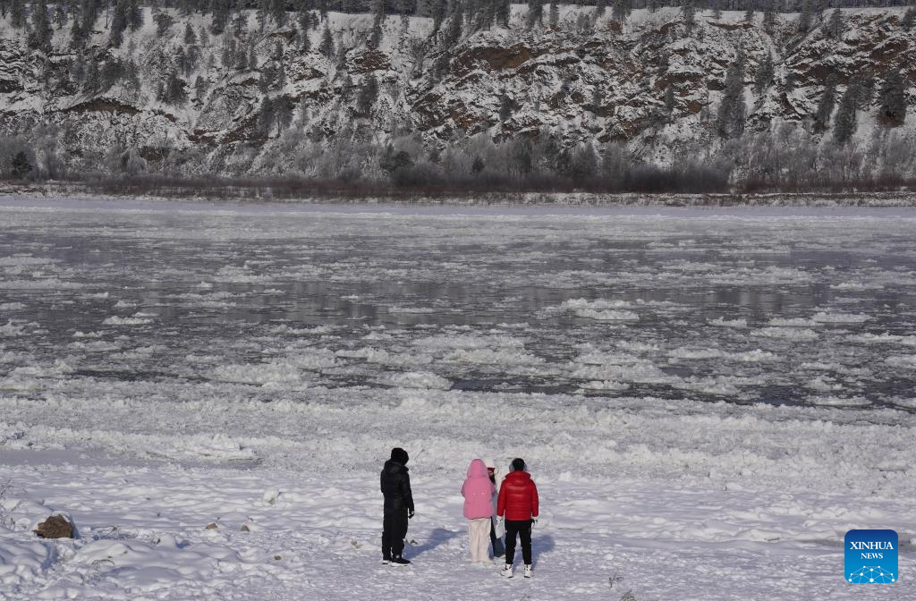 Rio Heilongjiang no nordeste da China entra na temporada do gelo flutuante