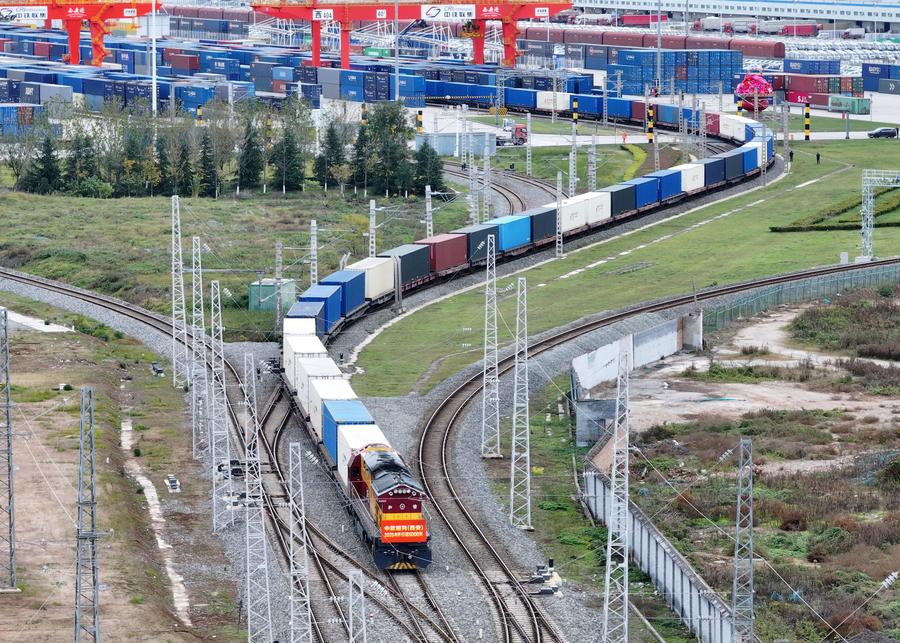 (Multimídia) Percursos de trens de carga China-Europa chegam a quase 120 mil