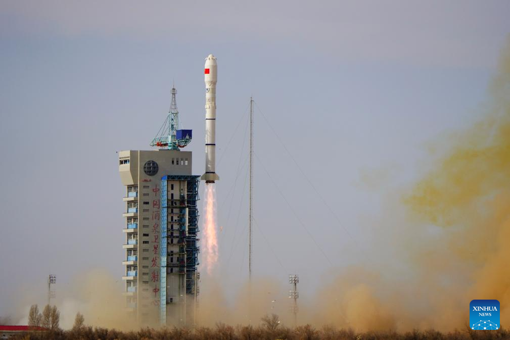 China lança três novos satélites ao espaço
