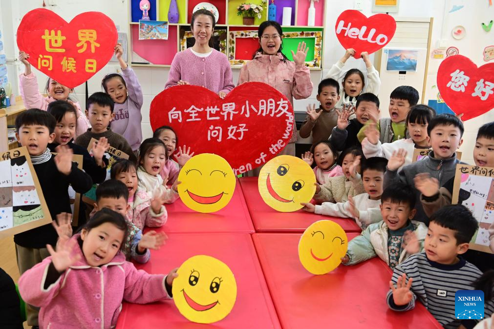 Crianças chinesas celebram Dia Mundial do Olá