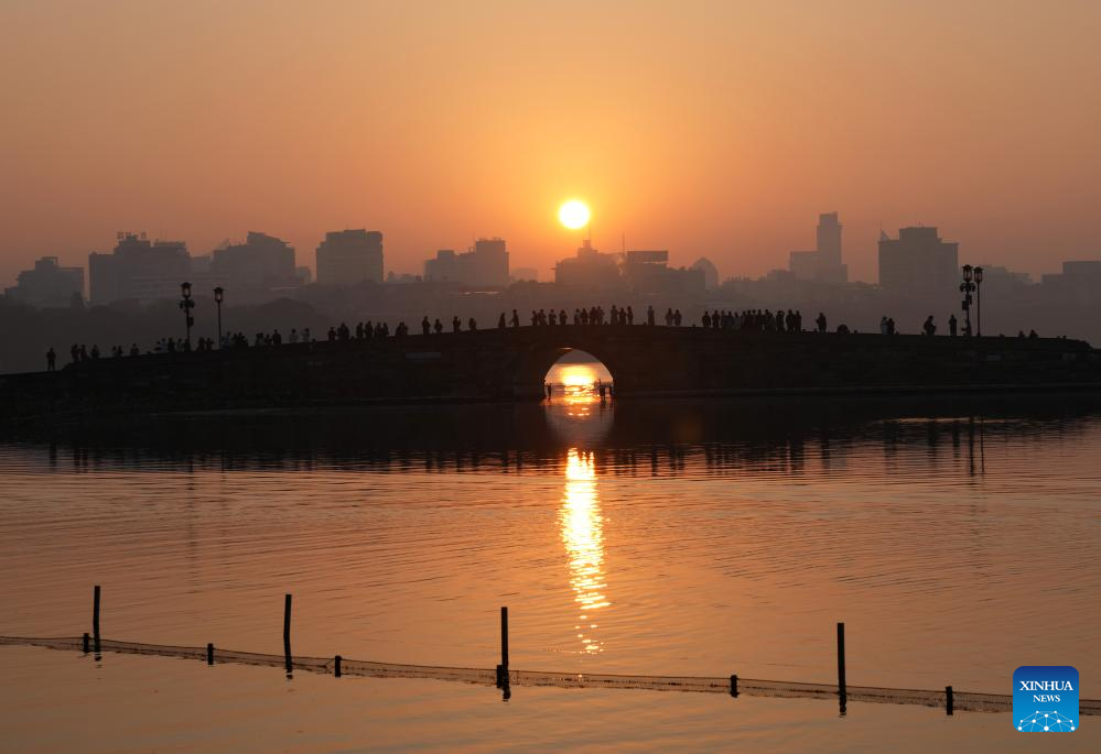 Turistas apreciam paisagem de inverno na área cênica do Lago Oeste em Hangzhou, no leste da China