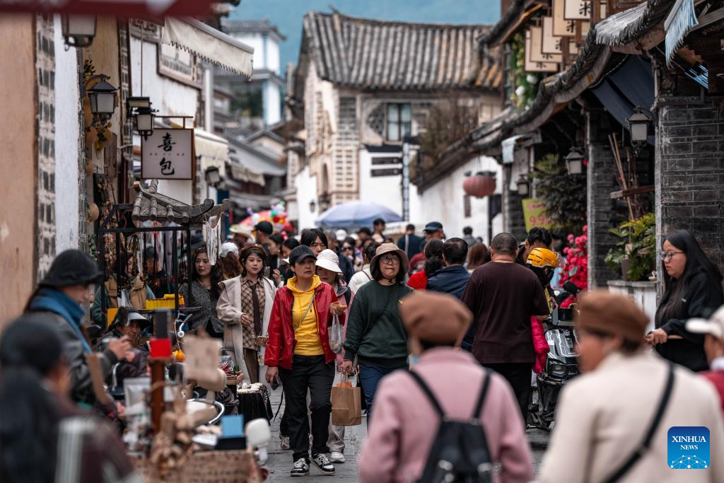 Turistas visitam vila antiga de Xizhou em Dali, na Província de Yunnan