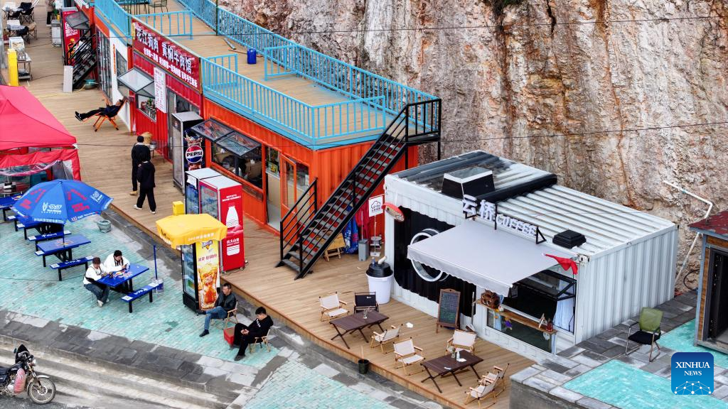 Grande Ponte do Cânion Huajiang em Guizhou melhora mobilidade local e atrai turistas