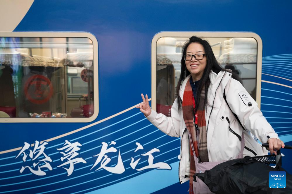 Trem turístico com temática de gelo e neve estreia em Harbin, nordeste da China