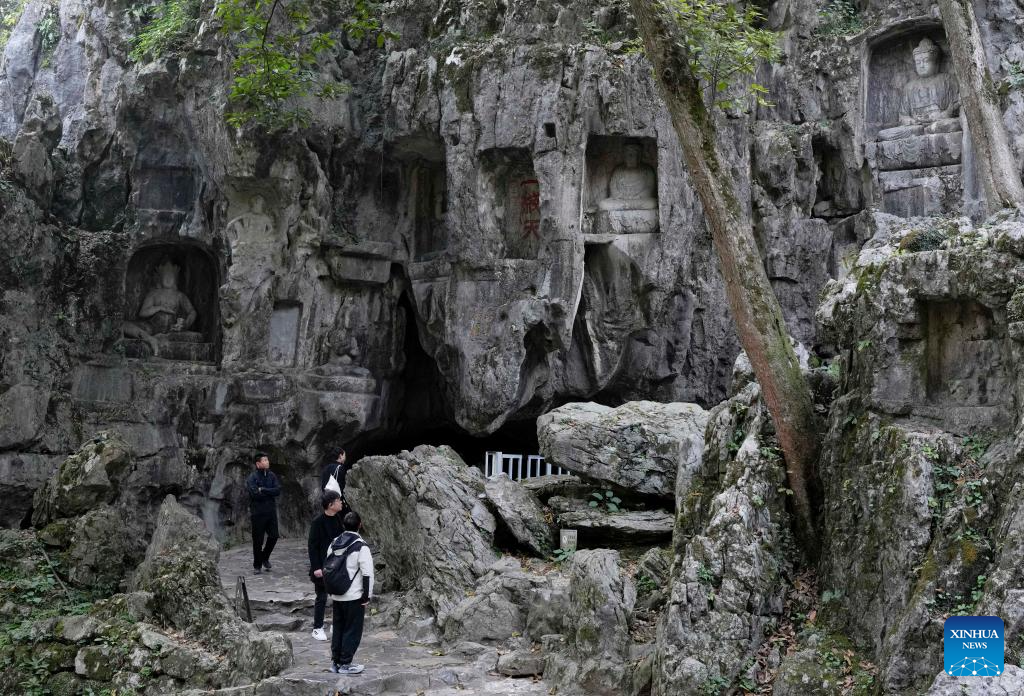 Área Cênica do Pico Lingyin Feilai em Hangzhou oferece entrada gratuita ao público