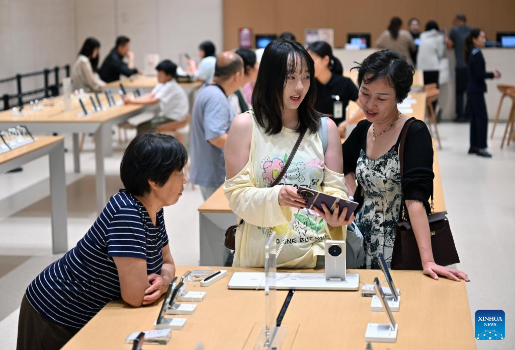 Clientes fazem compras em loja duty-free em Sanya, na Província de Hainan