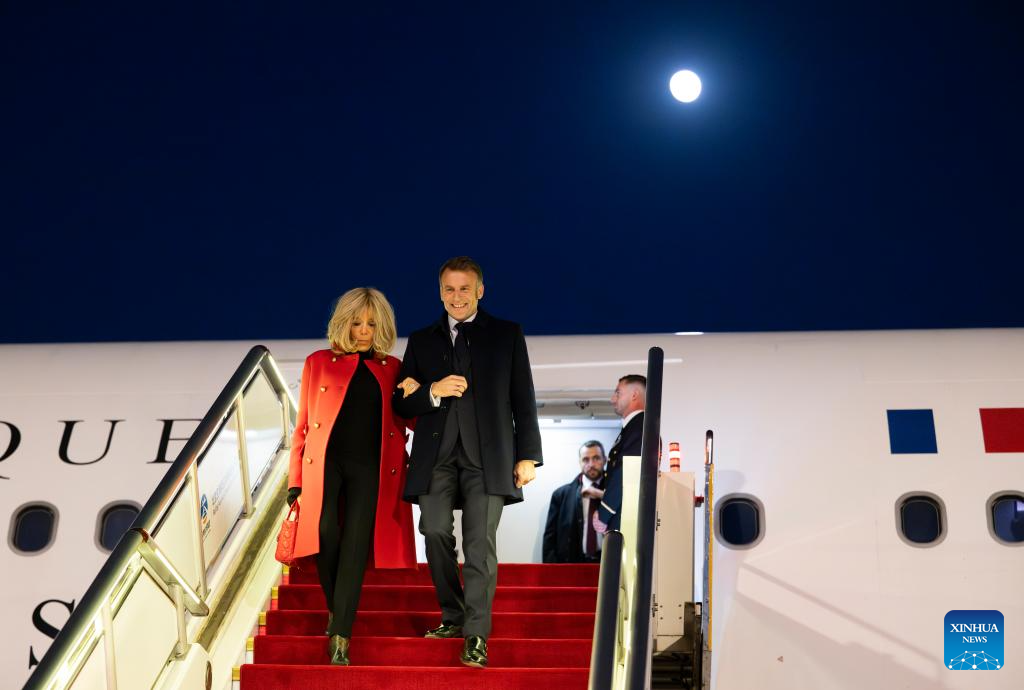 Presidente francês Emmanuel Macron chega a Beijing para visita de Estado