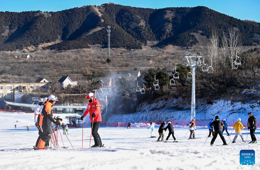 Turismo de gelo e neve ganha força no Distrito de Jizhou, em Tianjin, norte da China