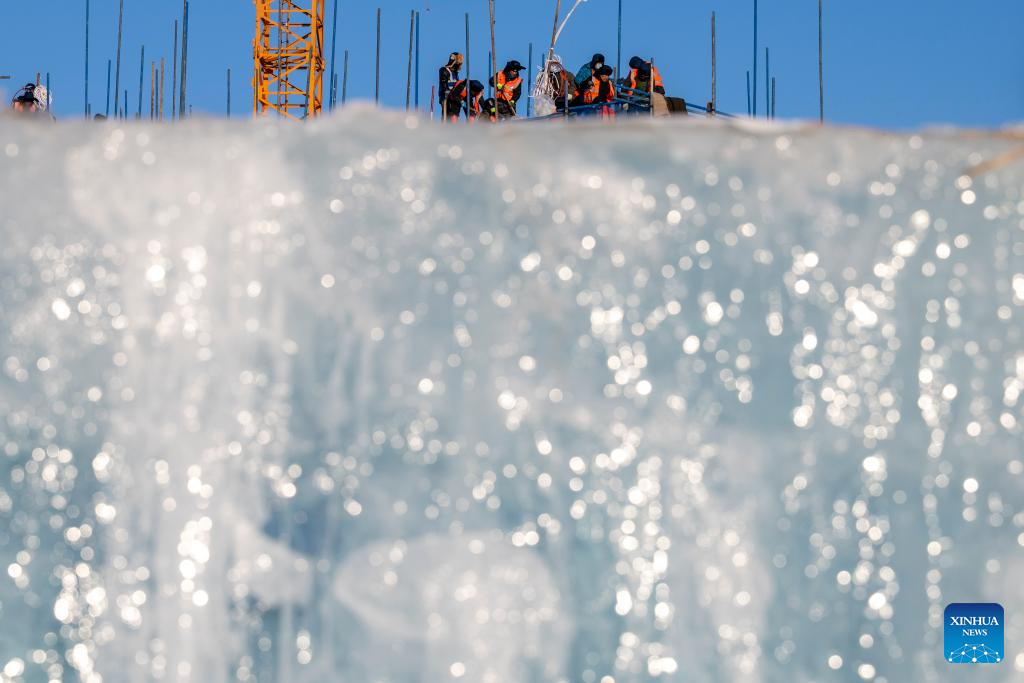 Segue a construção da 27ª edição do Mundo do Gelo e da Neve em Harbin