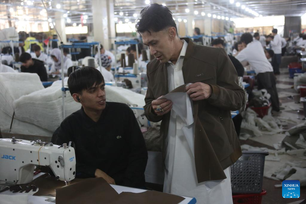 Destaque: Maior fábrica de vestuário do Afeganistão abre novos caminhos com materiais provenientes da China