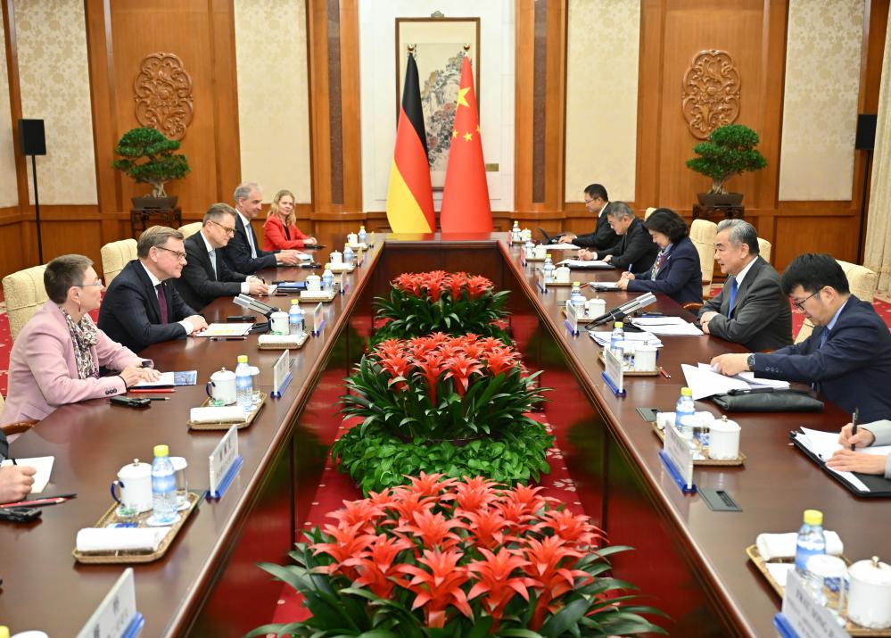 Chanceler chinês pede que China e Alemanha assumam responsabilidades como grandes países para estrutura de políticas bilaterais mais estável