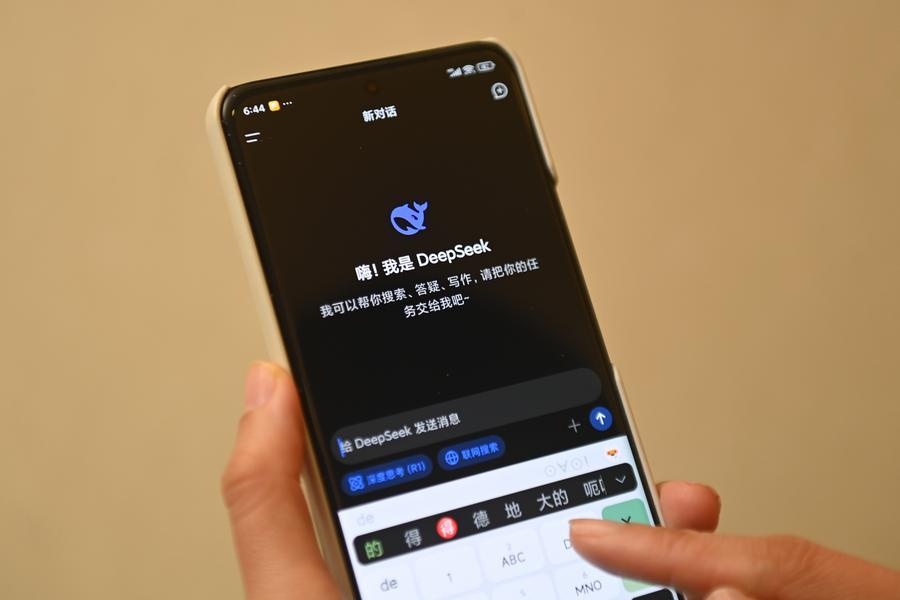 (Multimídia) Fundador da DeepSeek, Liang Wenfeng, e "mergulhadora das grandes profundidades" Du Mengran são incluídos na lista influente da Nature 2025