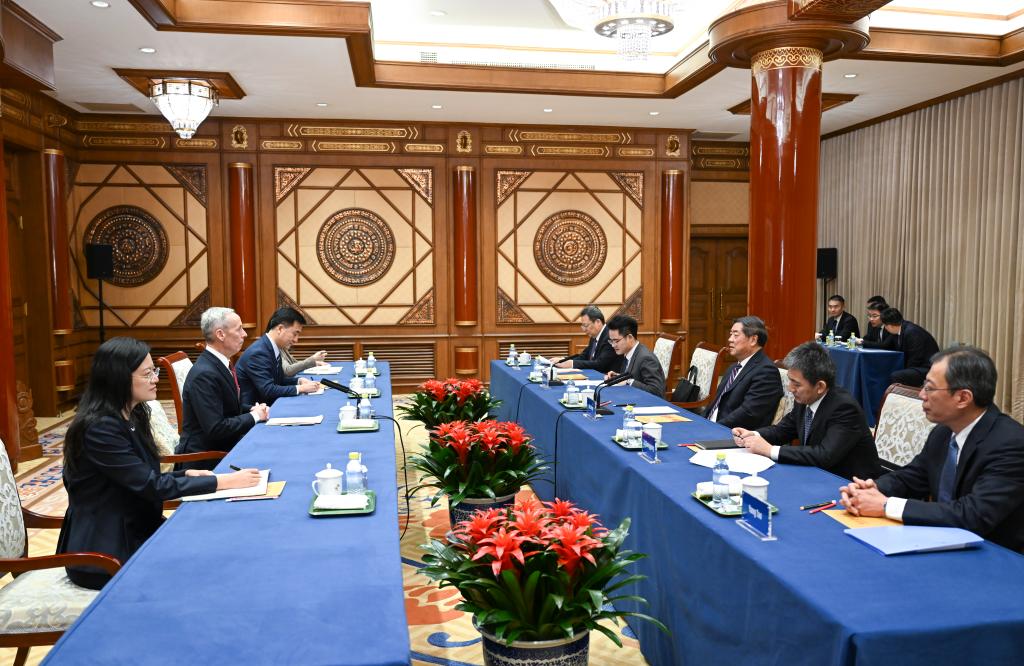 China e EUA devem ampliar lista de cooperação e encurtar lista de problemas, diz vice-primeiro-ministro chinês